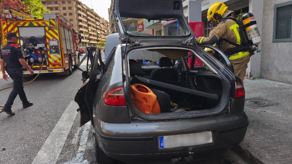 Cinco heridos por la explosión de un coche en una calle de Lleida Cinco heridos por la explosión de un coche en una calle de Lleida