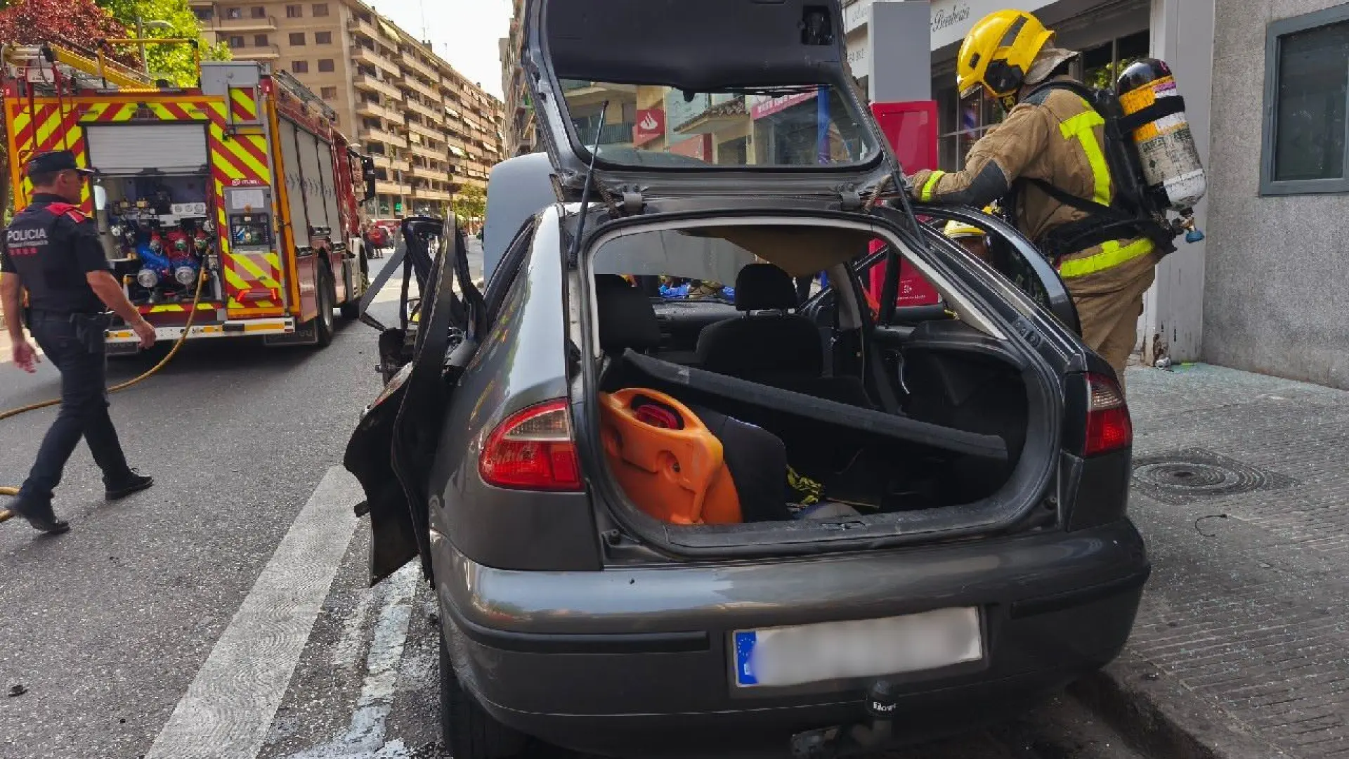 Cinco heridos por la explosión de un coche en una calle de Lleida Cinco heridos por la explosión de un coche en una calle de Lleida