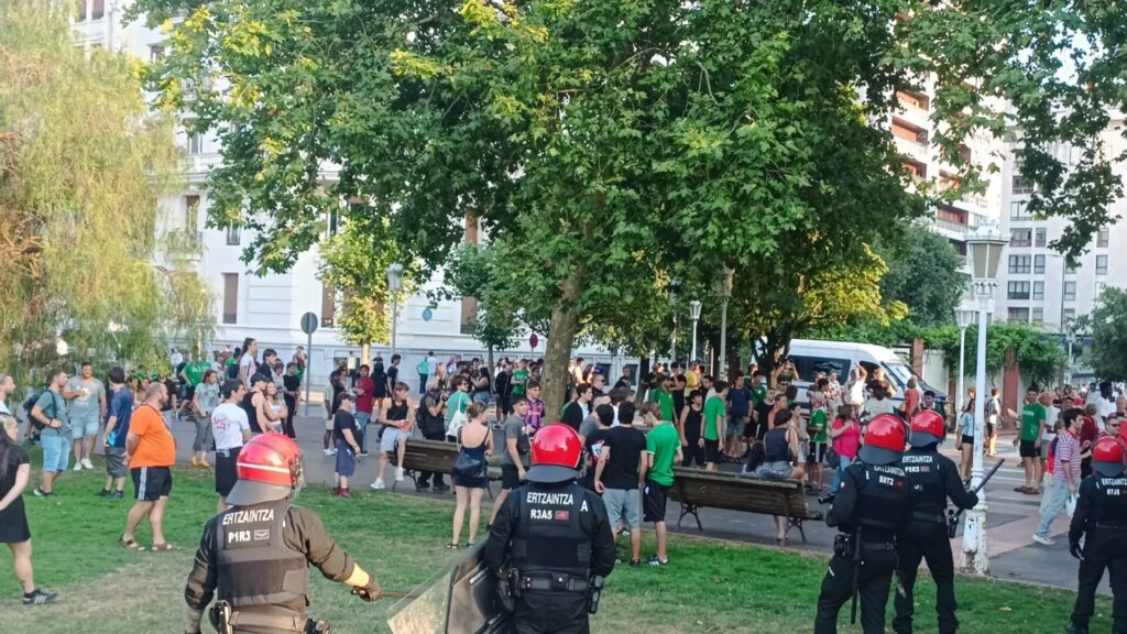 Detenidos cuatro radicales vascos y otros siete investigados por incidentes en Vitoria y San Sebastián tras la victoria de España Detenidos cuatro radicales vascos y otros siete investigados por incidentes en Vitoria y San Sebastián tras la victoria de España
