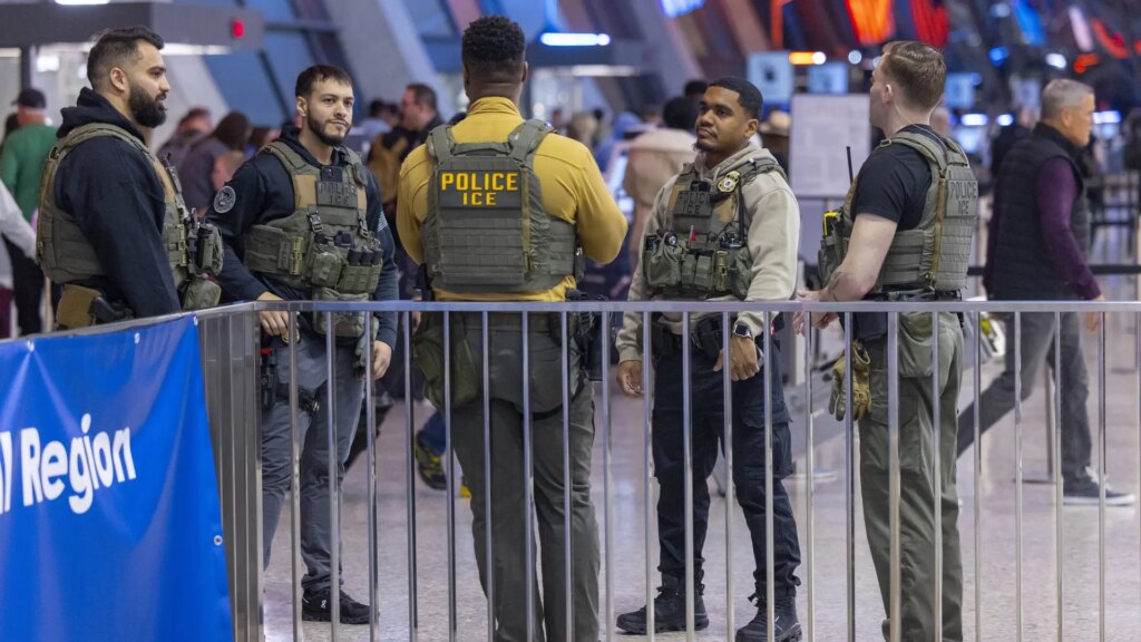 EEUU supera las 10.000 detenciones de indocumentados en cinco días tras reforzar operativos, según el periodico ‘The New York Times’ EEUU supera las 10.000 detenciones de indocumentados en cinco días tras reforzar operativos, según el periodico ‘The New York Times’