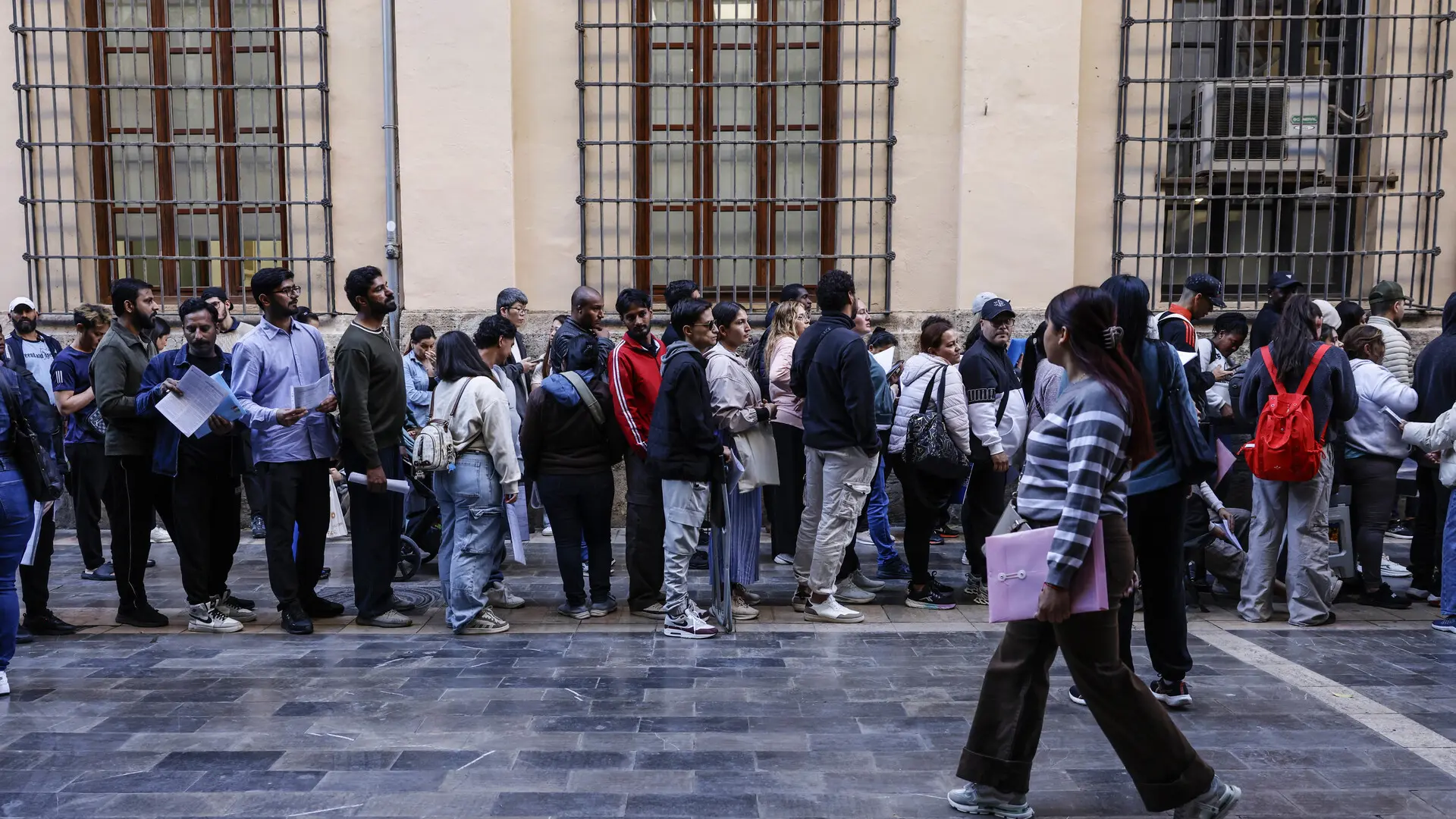El Gobierno cifra en casi 1,2 millones las solicitudes de regularización presentadas El Gobierno cifra en casi 1,2 millones las solicitudes de regularización presentadas