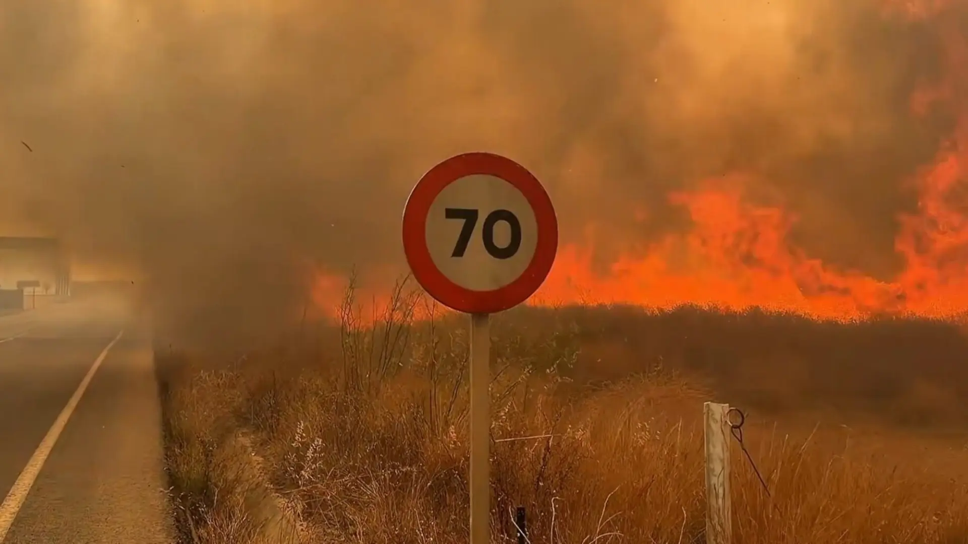 El incendio de la Vall d’Uixó entra en su cuarto día tras calcinar 8.500 hectáreas El incendio de la Vall d’Uixó entra en su cuarto día tras calcinar 8.500 hectáreas