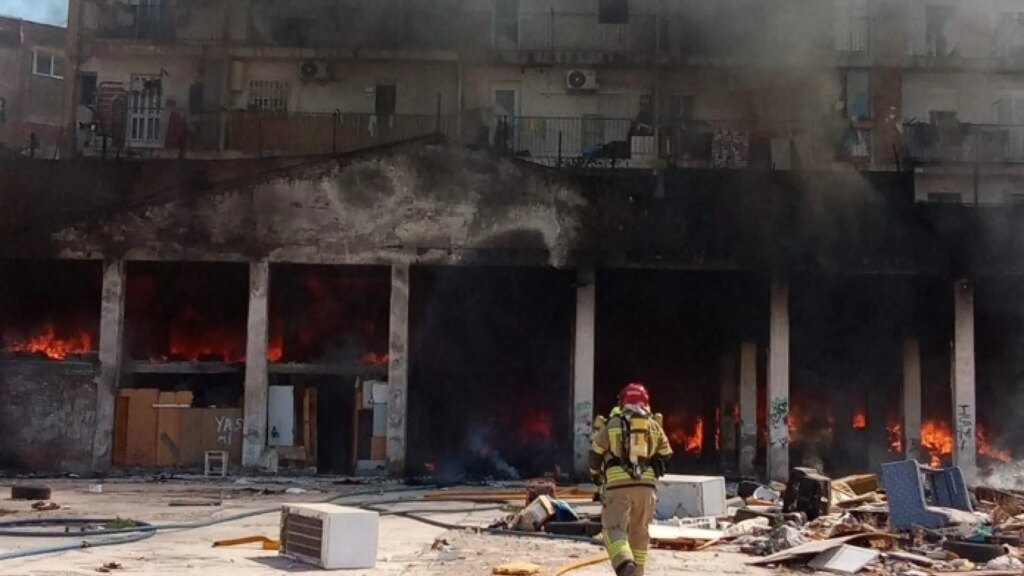 El incendio de unos bajos okupados obliga a desalojar a 80 vecinos de dos bloques de Valencia