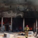 El incendio de unos bajos okupados obliga a desalojar a 80 vecinos de dos bloques de Valencia El incendio de unos bajos okupados obliga a desalojar a 80 vecinos de dos bloques de Valencia