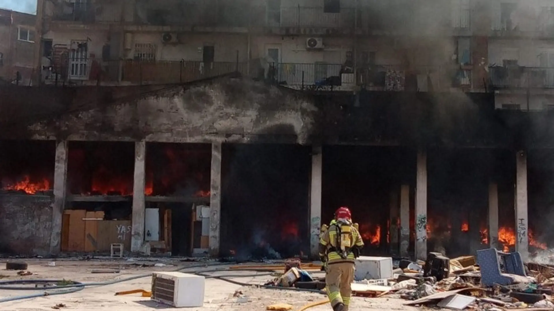 El incendio de unos bajos okupados obliga a desalojar a 80 vecinos de dos bloques de Valencia