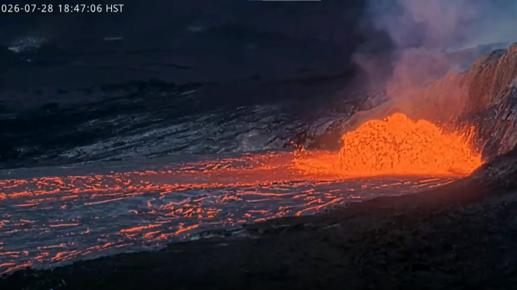 El volcán Kilauea vuelve a entrar en erupción y lanza lava a 150 metros de altura