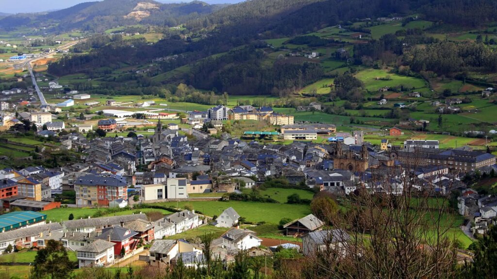Hallan muerto a un hombre bajo su vehículo en una finca de Mondoñedo, en Lugo