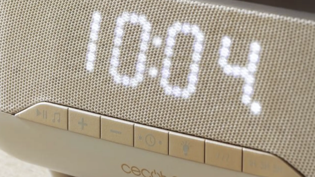 Jubila tu despertador y tu altavoz: el ingenioso humidificador 'todo en uno' limpiará tu mesita de noche Jubila tu despertador y tu altavoz: el ingenioso humidificador 'todo en uno' limpiará tu mesita de noche