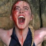 Kathryn Newton sostiene una de tiburones sin mordiente Kathryn Newton sostiene una de tiburones sin mordiente