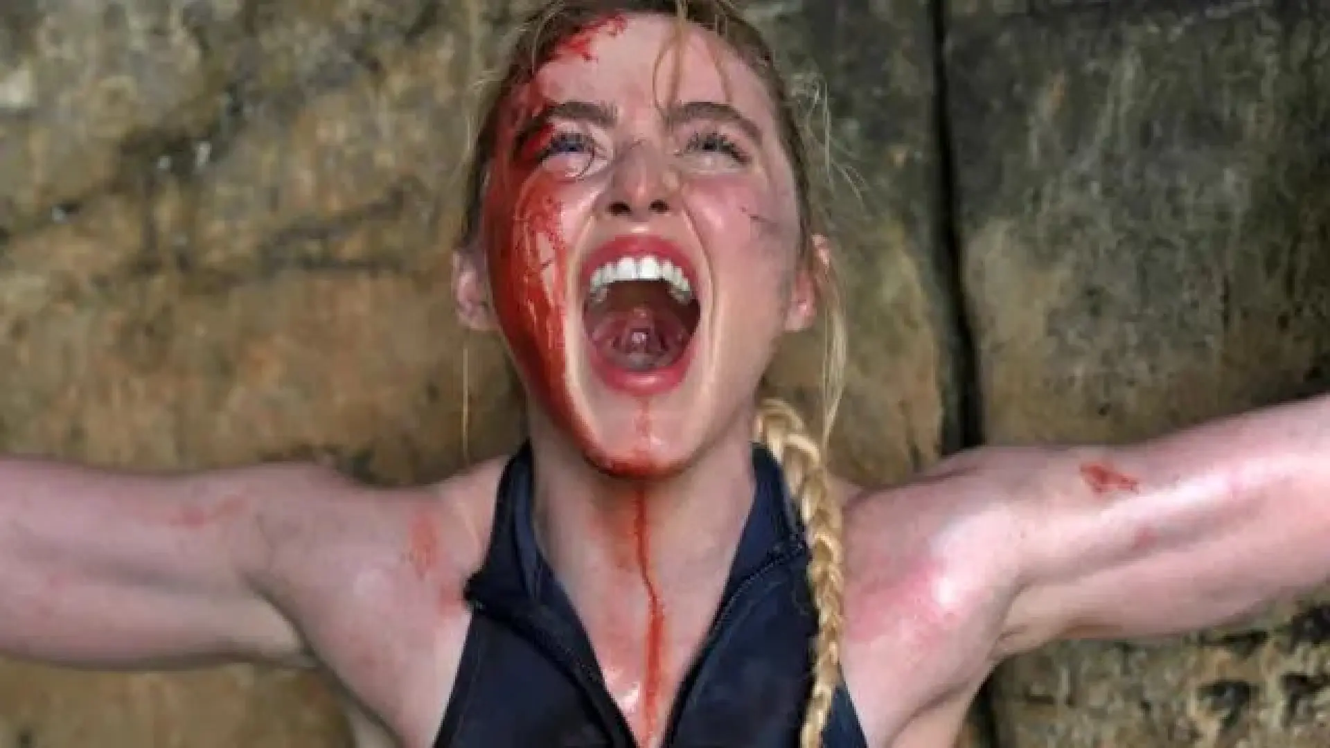 Kathryn Newton sostiene una de tiburones sin mordiente Kathryn Newton sostiene una de tiburones sin mordiente