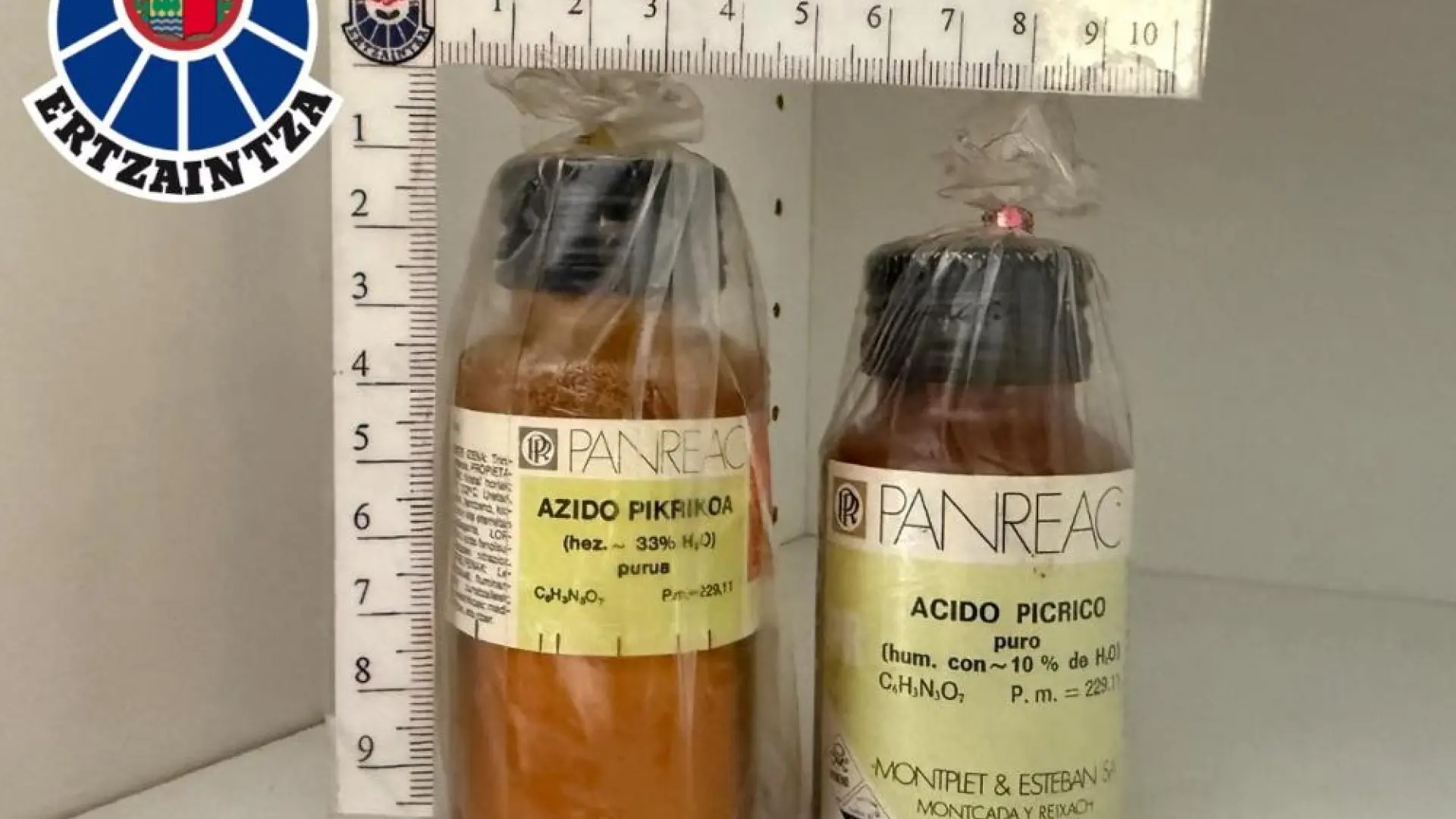 La Ertzaintza retira seis botes de ácido pícrico en centros escolares de Eibar, Getxo, Bilbao y Vitoria La Ertzaintza retira seis botes de ácido pícrico en centros escolares de Eibar, Getxo, Bilbao y Vitoria