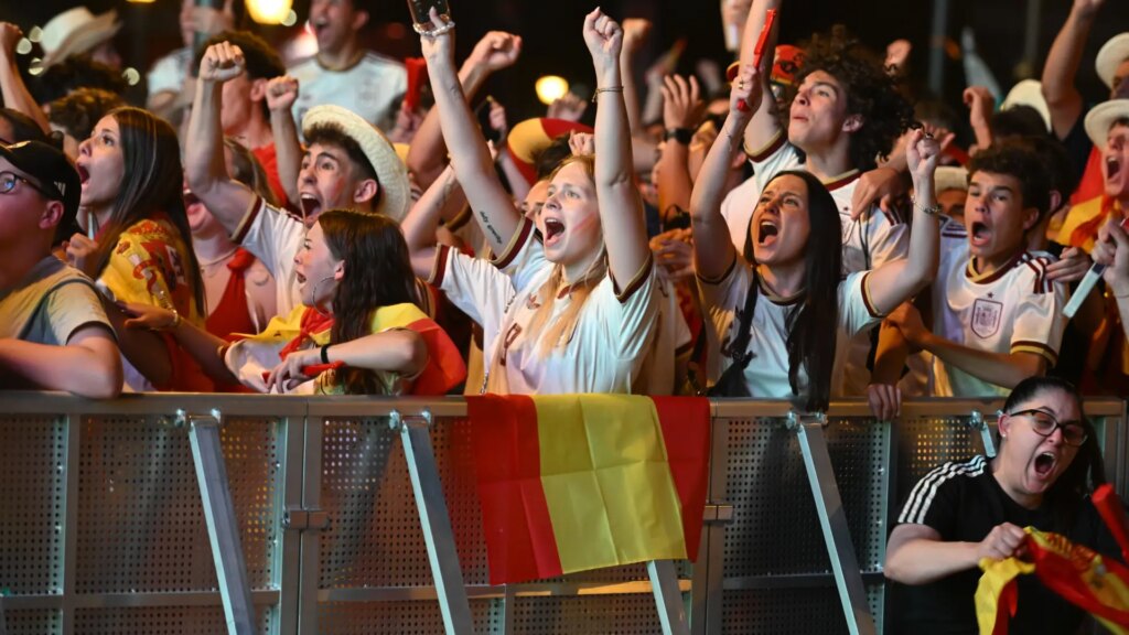 La Plaza Colón explota de emoción tras un nuevo gol épico de Mikel Merino a Bélgica para acceder a semifinales del Mundial