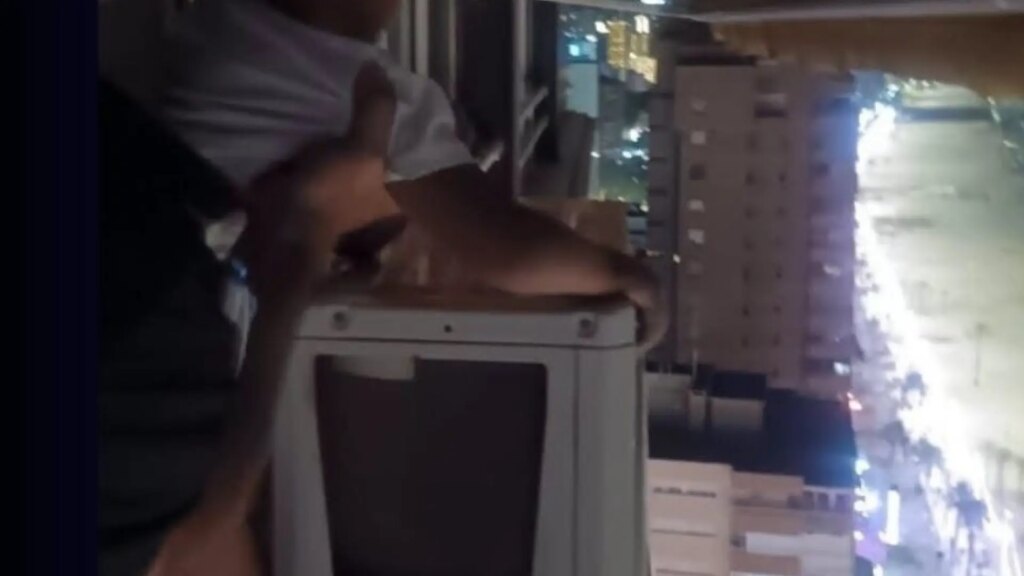 La Policía rescata a un niño que estaba sobre un aire acondicionado en un piso 21 de Benidorm y detiene al padre La Policía rescata a un niño que estaba sobre un aire acondicionado en un piso 21 de Benidorm y detiene al padre