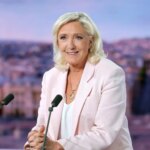 Le Pen se presentará a las elecciones en 2027 pese a tener que llevar brazalete tras ser condenada por malversación Le Pen se presentará a las elecciones en 2027 pese a tener que llevar brazalete tras ser condenada por malversación