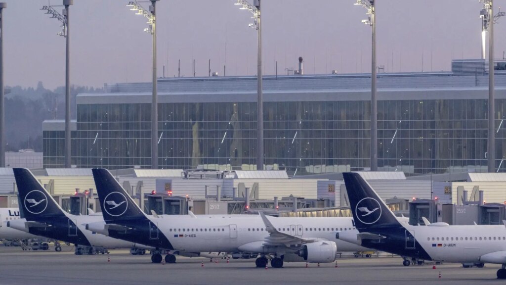 Los aeropuertos y las aerolíneas piden suspender el nuevo control fronterizo de la UE ante los viajes masivos de verano Los aeropuertos y las aerolíneas piden suspender el nuevo control fronterizo de la UE ante los viajes masivos de verano