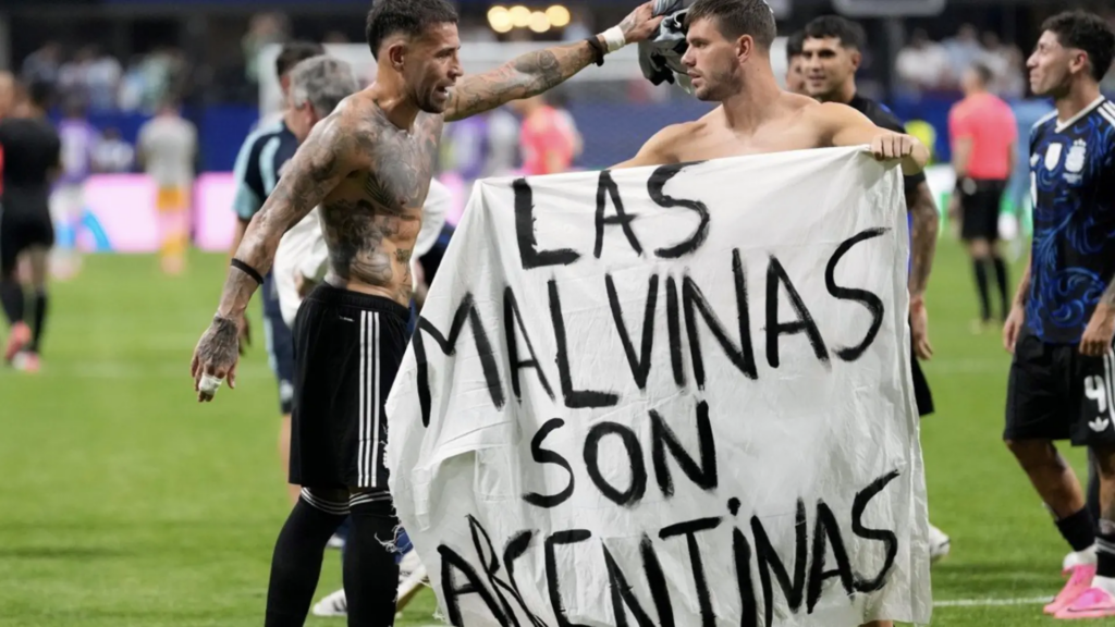 Los albicelestes reivindican las Malvinas sobre el césped: «Son argentinas» Los albicelestes reivindican las Malvinas sobre el césped: «Son argentinas»