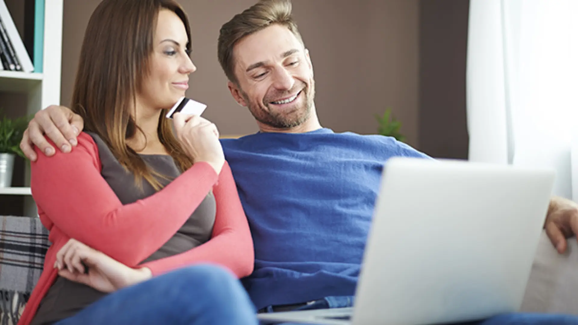 Los meses en los que te sale más barato comprar un televisor, una consola o un mueble de exterior Los meses en los que te sale más barato comprar un televisor, una consola o un mueble de exterior