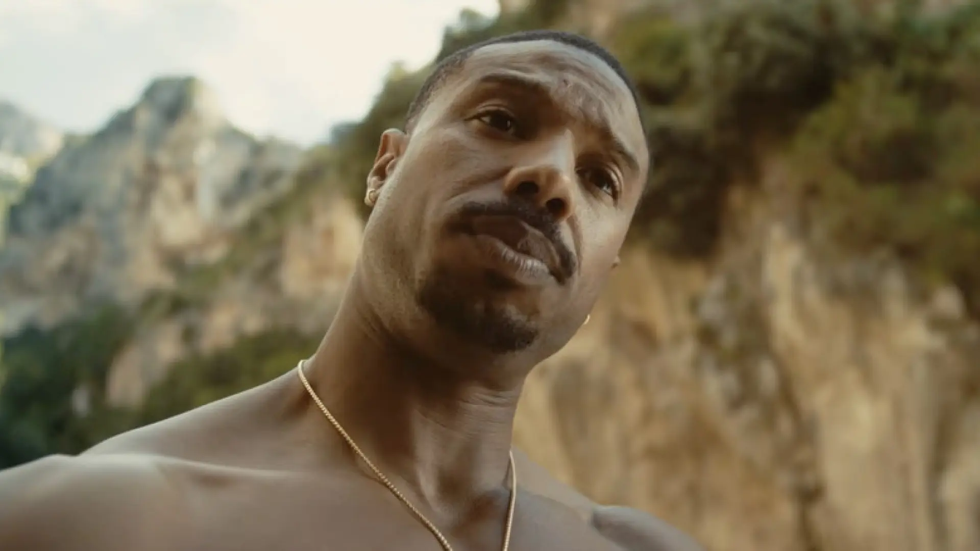 Michael B. Jordan enseña el tráiler de su remake con Adria Arjona