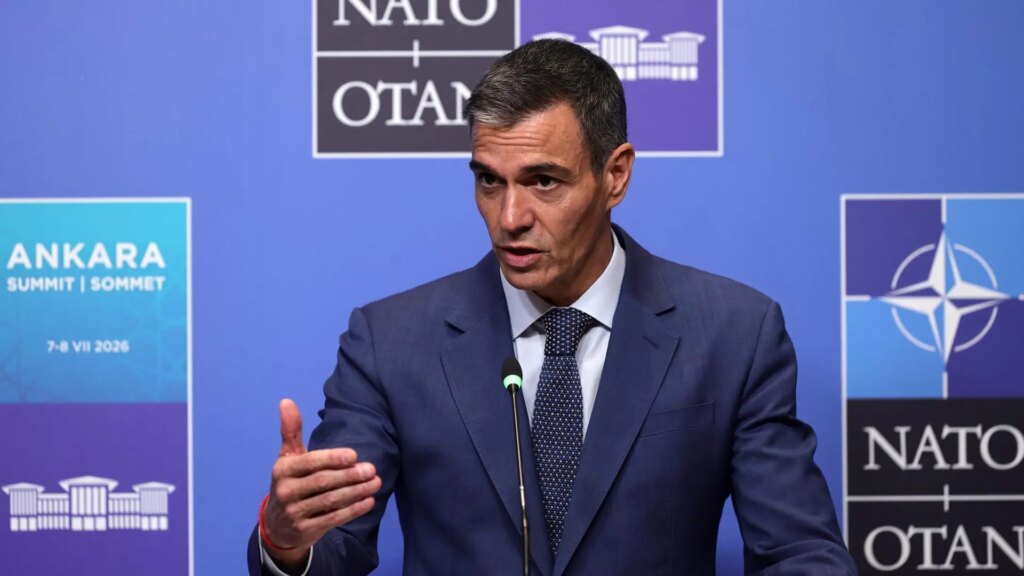 Pedro Sánchez aplaza al miércoles el acto de demolición de la Verja en La Línea por su visita el lunes al incendio de Almería Pedro Sánchez aplaza al miércoles el acto de demolición de la Verja en La Línea por su visita el lunes al incendio de Almería