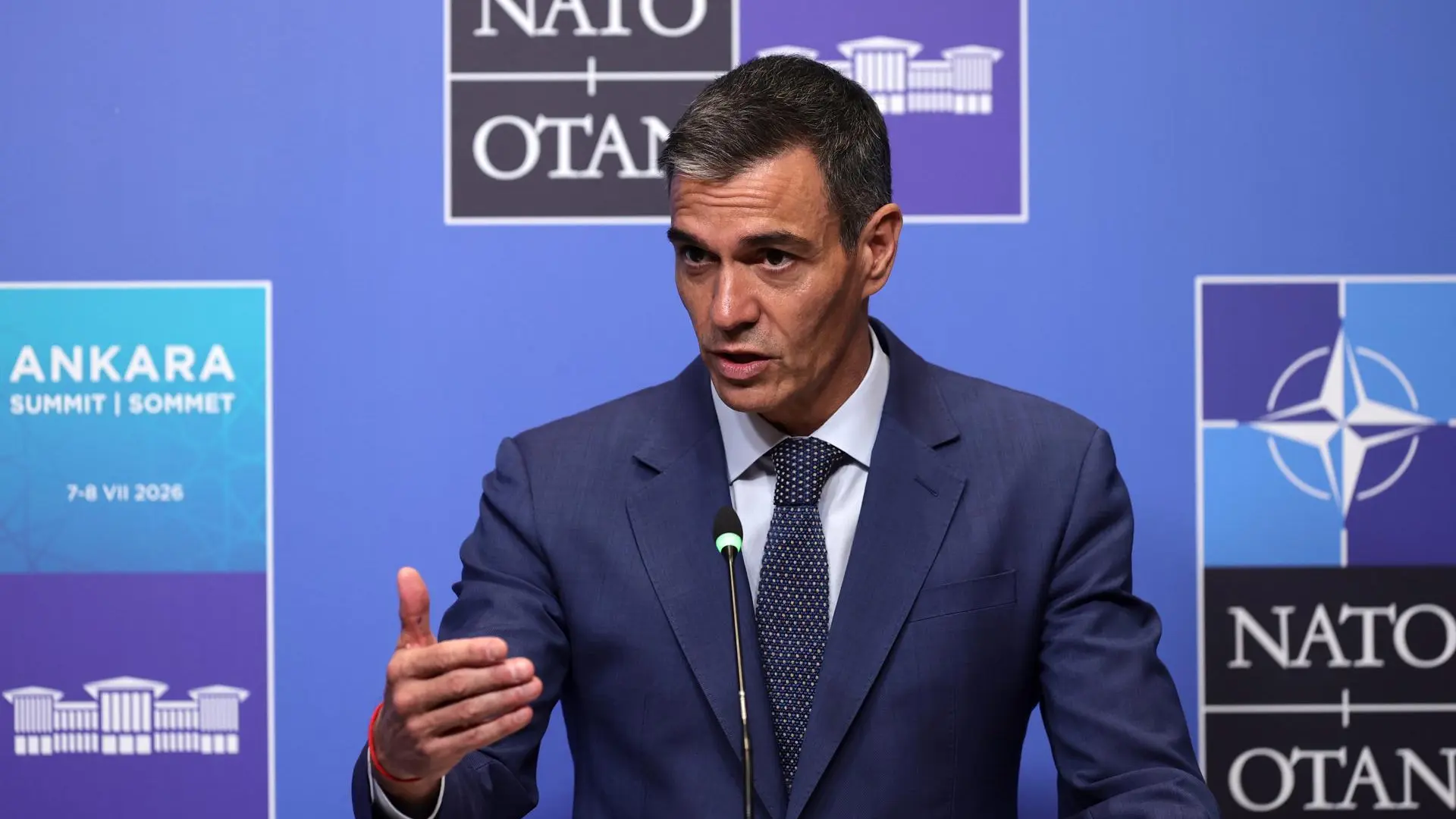 Pedro Sánchez aplaza al miércoles el acto de demolición de la Verja en La Línea por su visita el lunes al incendio de Almería Pedro Sánchez aplaza al miércoles el acto de demolición de la Verja en La Línea por su visita el lunes al incendio de Almería