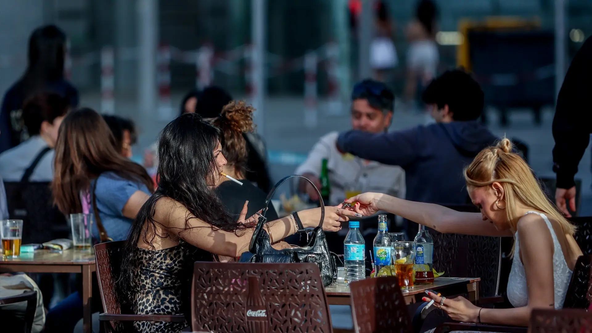 Restaurantes y hoteles alertan que la futura ley antitabaco se cobraría 300.000 empleos y 30.000 bares Restaurantes y hoteles alertan que la futura ley antitabaco se cobraría 300.000 empleos y 30.000 bares