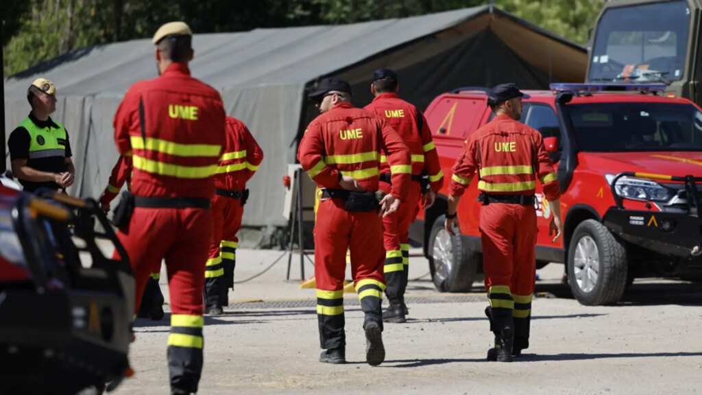Tres miembros de la UME heridos, dos graves, en un accidente en Robledo de Chavela en las labores de extinción del incendio en la sierra