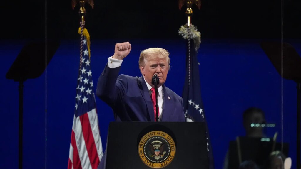 Trump ensalza la grandeza de EEUU en su 250 aniversario con fuegos artificiales y un nuevo llamamiento a la «amenaza comunista»