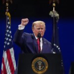 Trump ensalza la grandeza de EEUU en su 250 aniversario con fuegos artificiales y un nuevo llamamiento a la «amenaza comunista» Trump ensalza la grandeza de EEUU en su 250 aniversario con fuegos artificiales y un nuevo llamamiento a la «amenaza comunista»