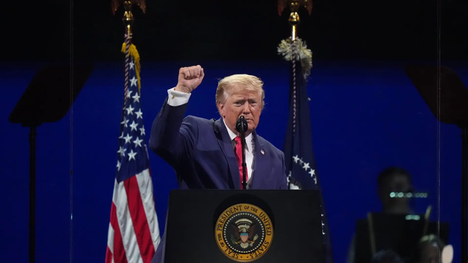 Trump ensalza la grandeza de EEUU en su 250 aniversario con fuegos artificiales y un nuevo llamamiento a la «amenaza comunista» Trump ensalza la grandeza de EEUU en su 250 aniversario con fuegos artificiales y un nuevo llamamiento a la «amenaza comunista»
