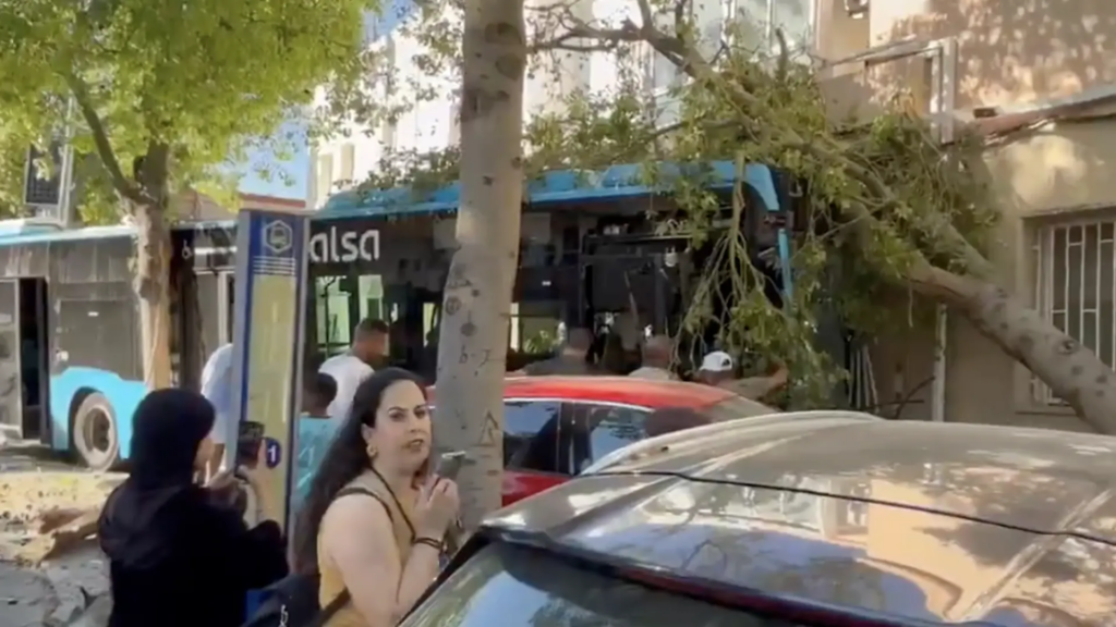 Un autobús se empotra contra una vivienda en Cartagena y deja ocho heridos