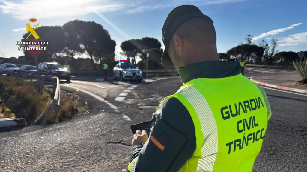 Un motorista se da a la fuga tras atropellar a un guardia civil de Tráfico en Mijas