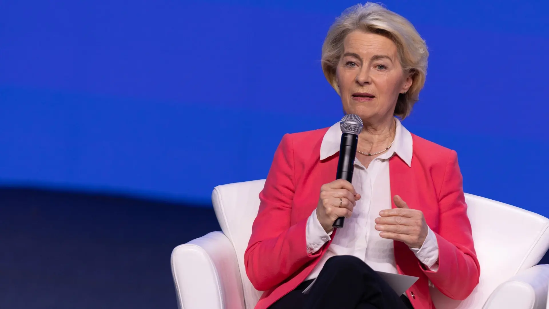 Von der Leyen aplaude «la valentía» de los efectivos que combaten los incendios de Madrid y Ávila Von der Leyen aplaude «la valentía» de los efectivos que combaten los incendios de Madrid y Ávila