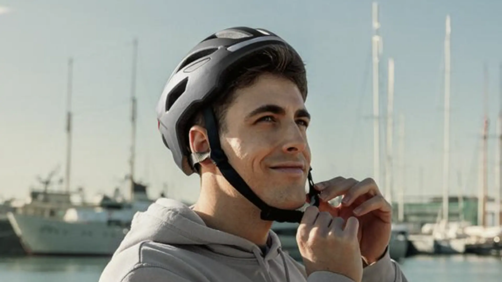 el nuevo casco de Cecotec tiene intermitentes y luz trasera el nuevo casco de Cecotec tiene intermitentes y luz trasera