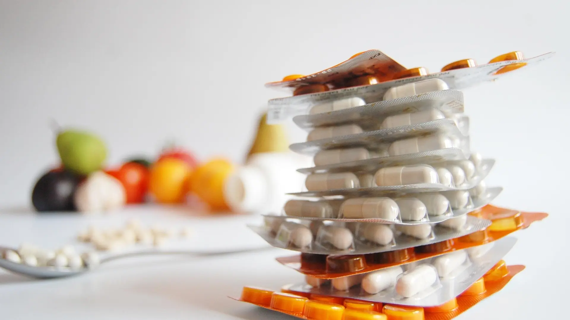 Los alimentos que pueden alterar los efectos de tus medicamentos, según el cardiólogo Aurelio Rojas Los alimentos que pueden alterar los efectos de tus medicamentos, según el cardiólogo Aurelio Rojas