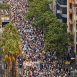 miles de personas exigen que decrezcan los turistas en Mallorca