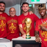 recibimiento especial del Athletic a sus jugadores y De la Fuente