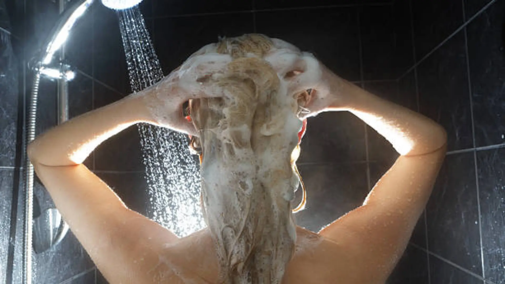 ¿Cierras el agua mientras te enjabonas en la ducha? Un estudio revela cómo debes actuar