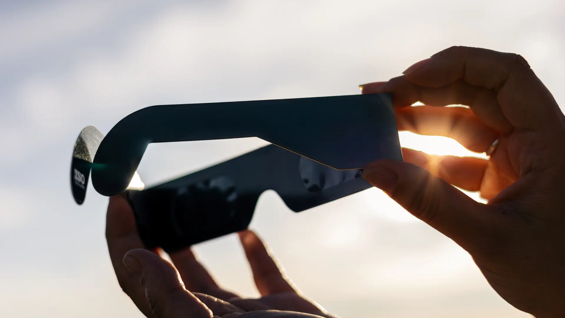 los síntomas de que has podido dañar tus ojos durante el eclipse solar