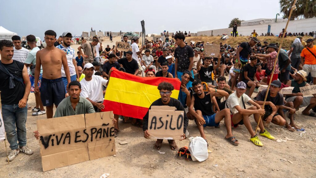 Centenares de migrantes reclaman asilo en una protesta pacífica en la playa del Trampolín en Ceuta: «No queremos volver» Centenares de migrantes reclaman asilo en una protesta pacífica en la playa del Trampolín en Ceuta: «No queremos volver»