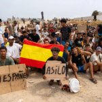Centenares de migrantes reclaman asilo en una protesta pacífica en la playa del Trampolín en Ceuta: «No queremos volver»
