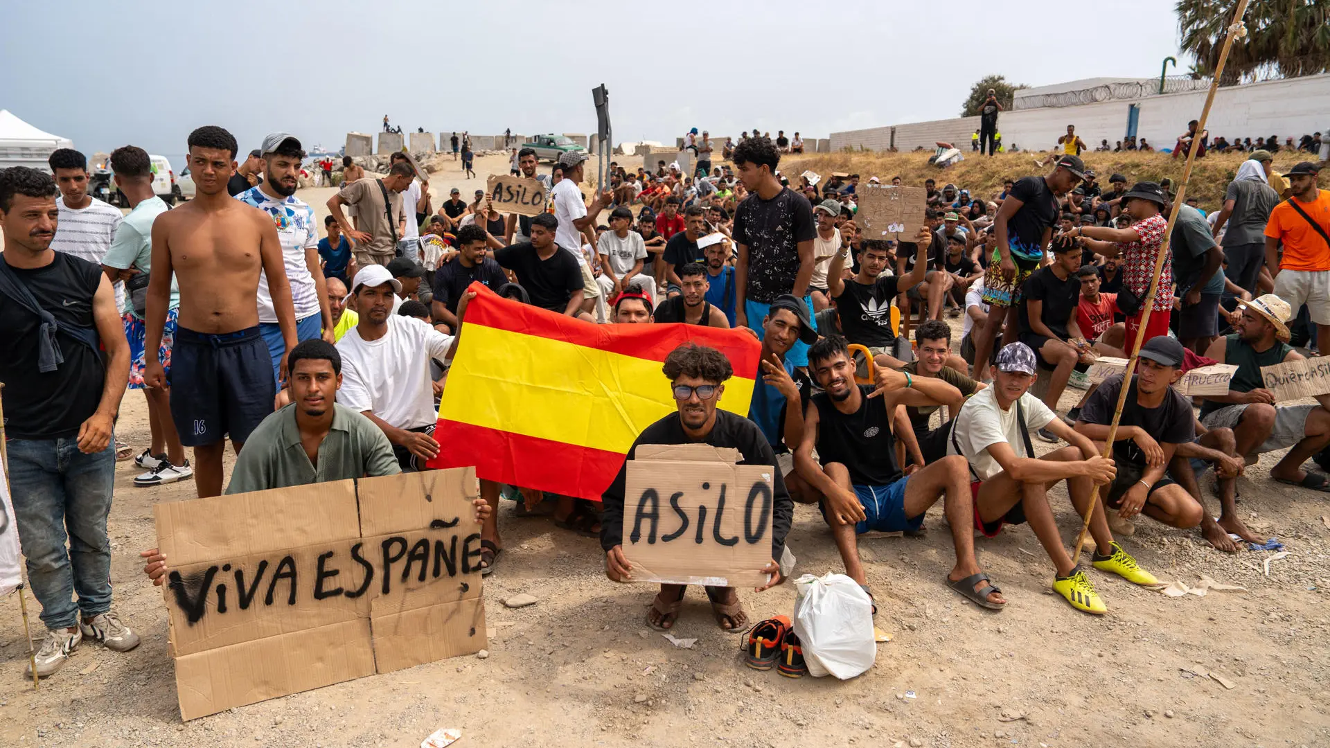 Centenares de migrantes reclaman asilo en una protesta pacífica en la playa del Trampolín en Ceuta: «No queremos volver» Centenares de migrantes reclaman asilo en una protesta pacífica en la playa del Trampolín en Ceuta: «No queremos volver»