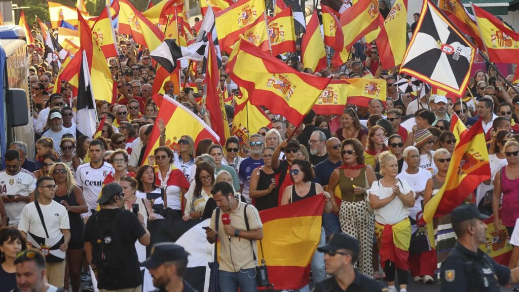 Cientos de ceutíes vuelven a las calles, hartos de no ver soluciones a la crisis migratoria un mes después de la entrada masiva Cientos de ceutíes vuelven a las calles, hartos de no ver soluciones a la crisis migratoria un mes después de la entrada masiva