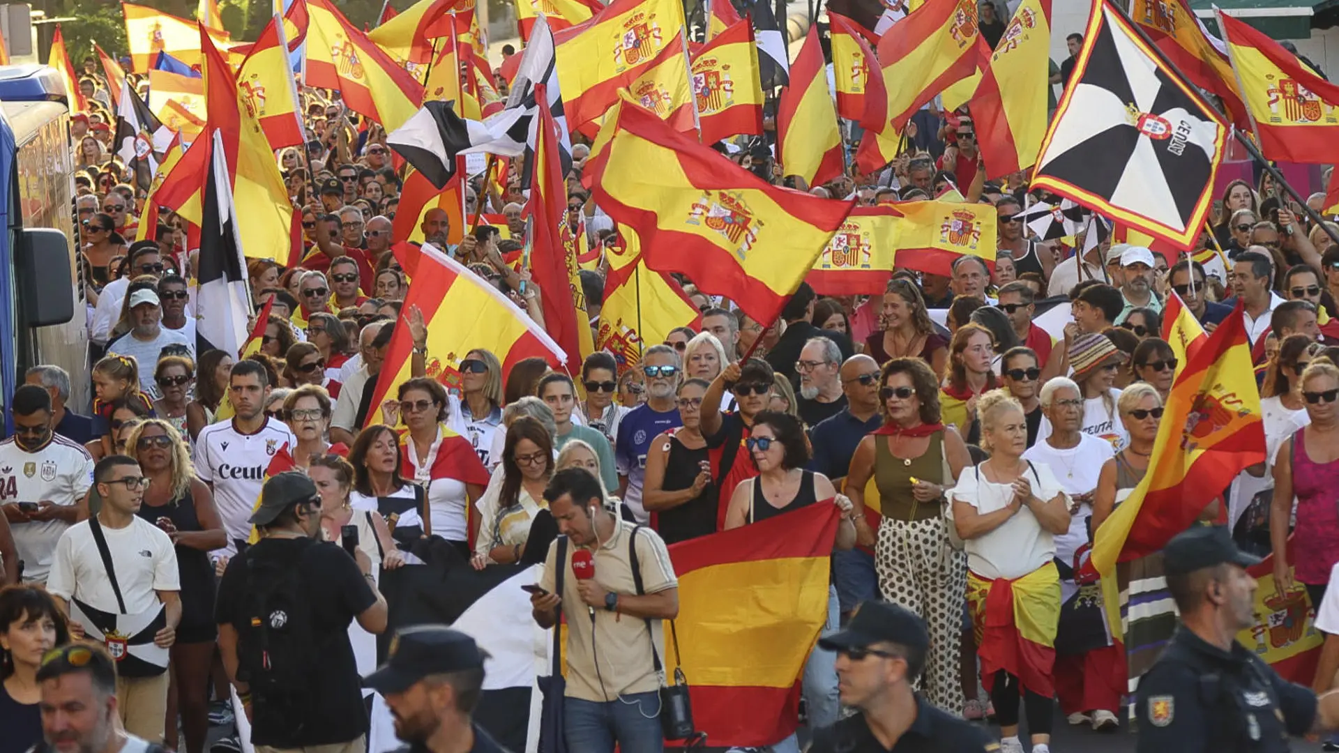 Cientos de ceutíes vuelven a las calles, hartos de no ver soluciones a la crisis migratoria un mes después de la entrada masiva