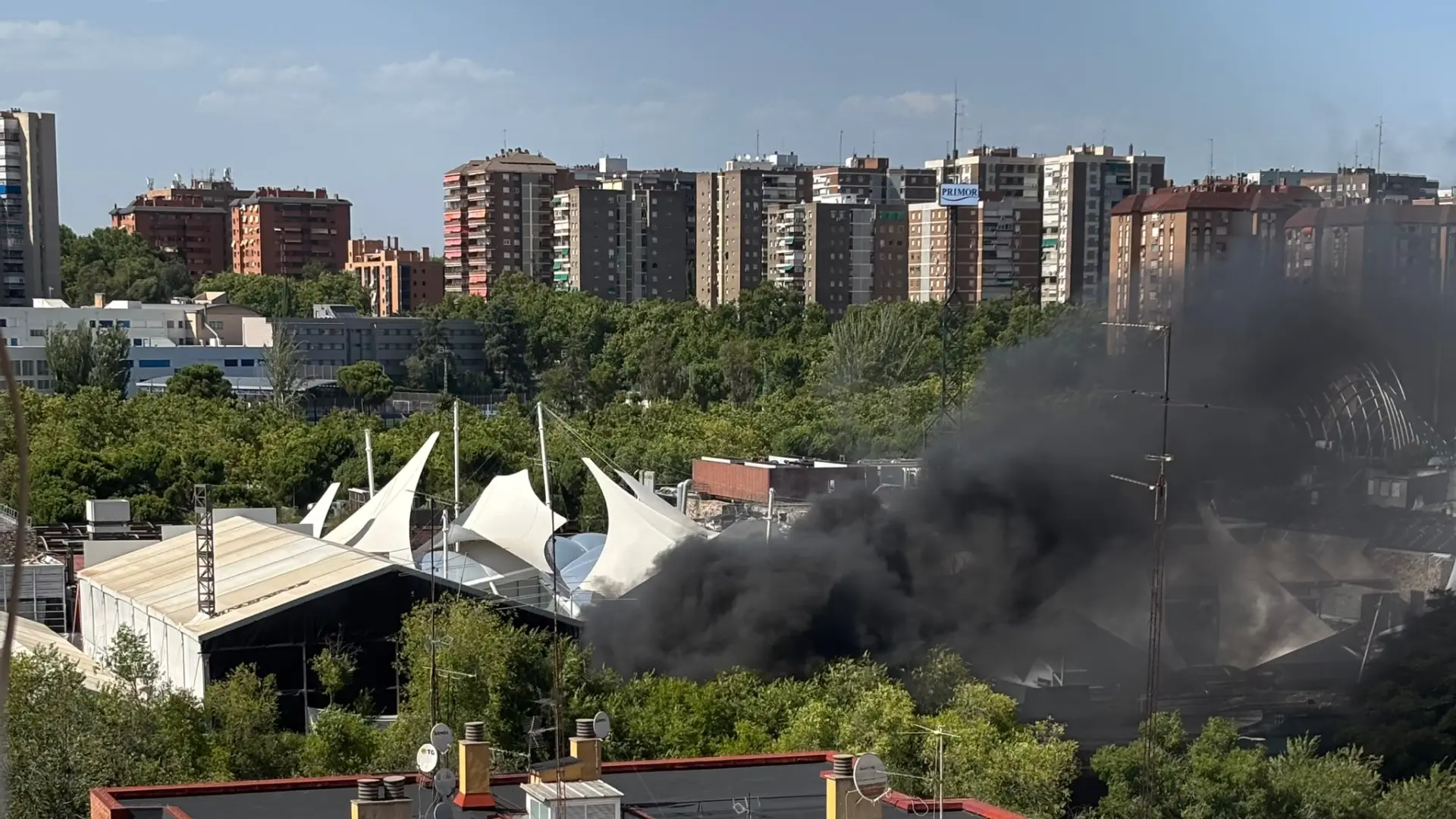 Desalojado el centro comercial La Vaguada por un incendio que deja un vigilante con intoxicación leve por humo Desalojado el centro comercial La Vaguada por un incendio que deja un vigilante con intoxicación leve por humo