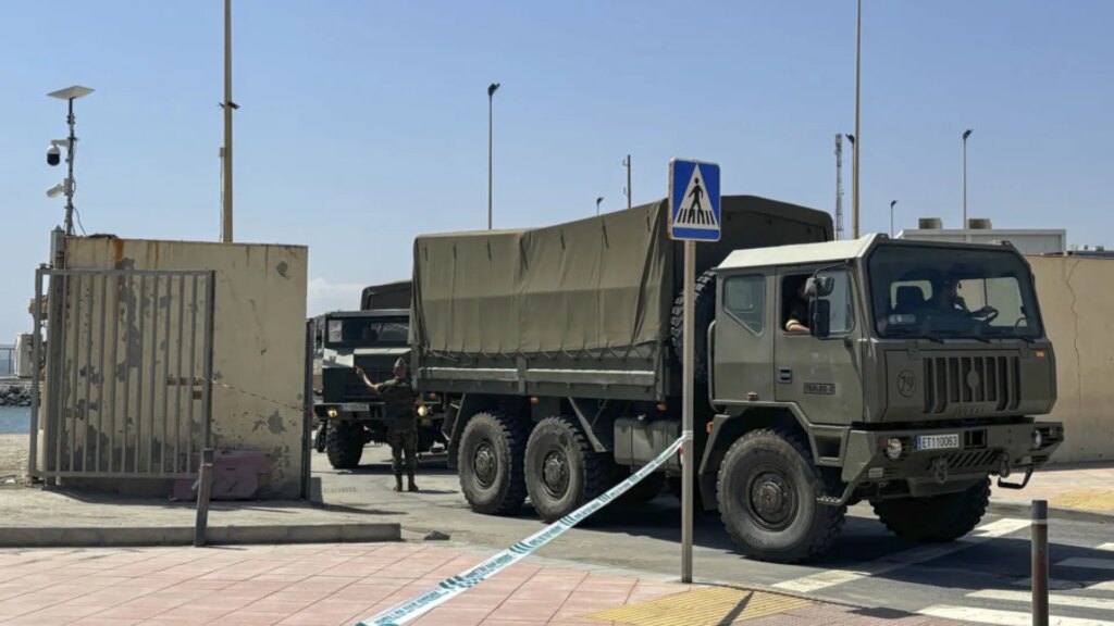 El Ejército despliega tanquetas en Ceuta junto a la frontera con Marruecos ante la amenaza de otra avalancha de migrantes El Ejército despliega tanquetas en Ceuta junto a la frontera con Marruecos ante la amenaza de otra avalancha de migrantes