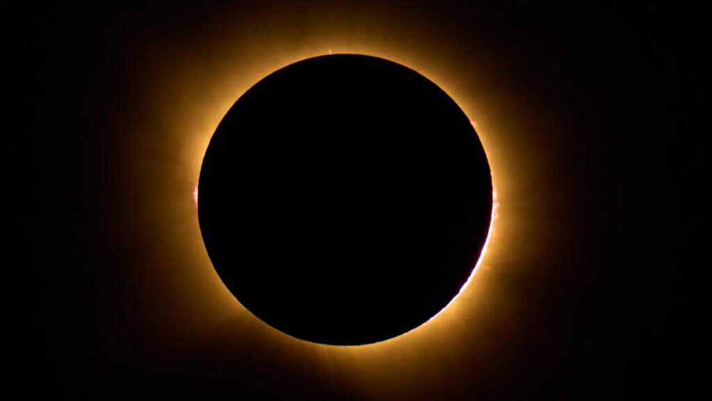 El histórico eclipse solar alcanza su totalidad y convierte el día en noche en España