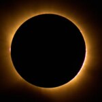 El histórico eclipse solar alcanza su totalidad y convierte el día en noche en España