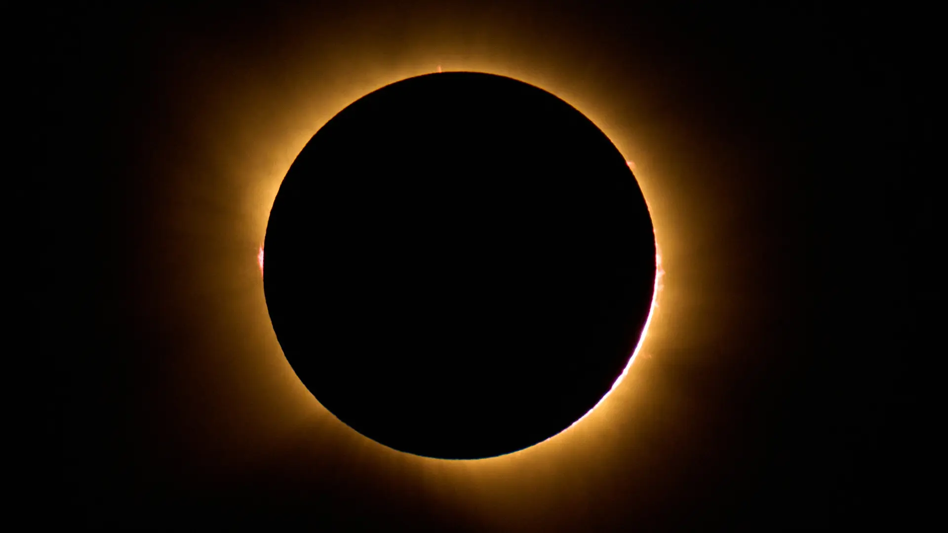 El histórico eclipse solar alcanza su totalidad y convierte el día en noche en España El histórico eclipse solar alcanza su totalidad y convierte el día en noche en España