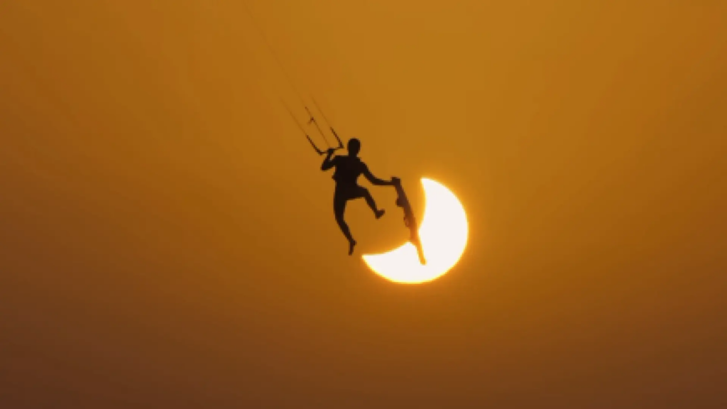 El kitesurfista que 'desafió' al eclipse y logró una imagen para el recuerdo: "Sobran las palabras…"