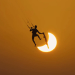 El kitesurfista que 'desafió' al eclipse y logró una imagen para el recuerdo: "Sobran las palabras…"